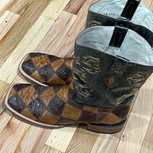 Stylish White Cowboy Boots with Black Details - Picture 1 of 7